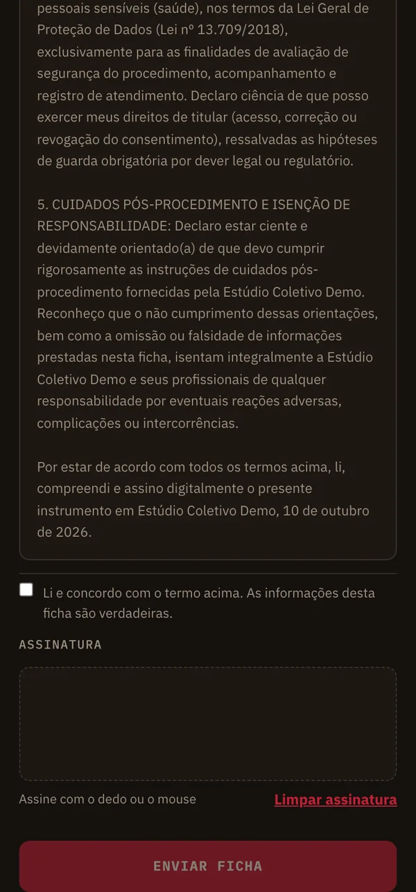Ficha de anamnese com termo e assinatura na tela